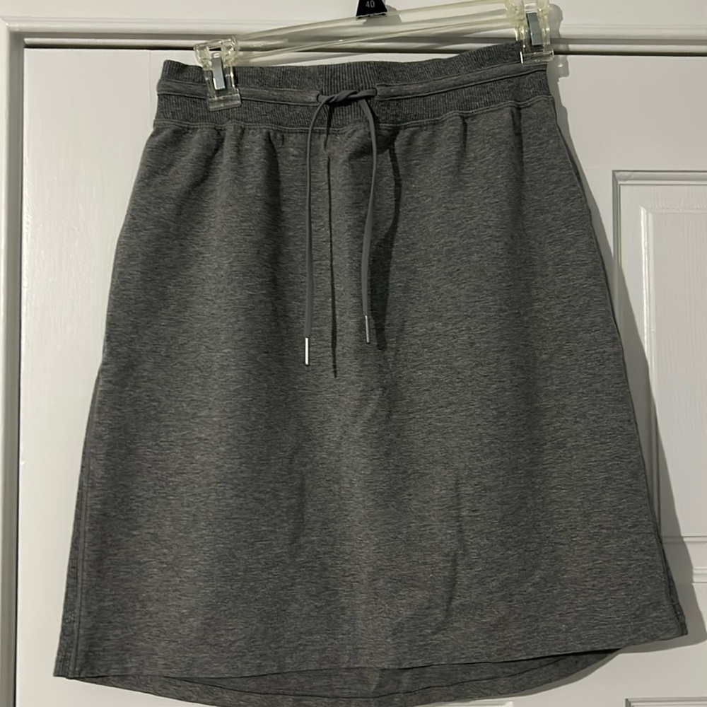 Lululemon casual elastic waist skirt, size 6